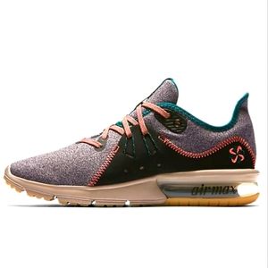 WOMEN'S NIKE AIR MAX SHOES SIZE 10